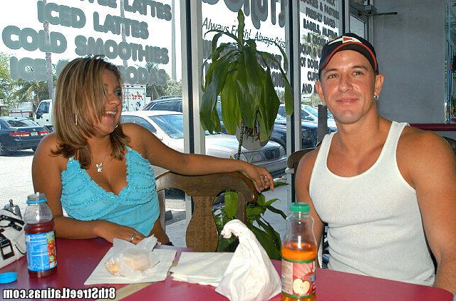 Распутную блондинку затащил на свой член при первой встрече и накормил спермой 1 фотка