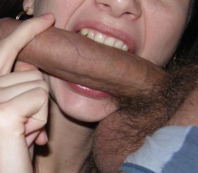 Молодая соска играет с яйцами во время минета 8 фотка