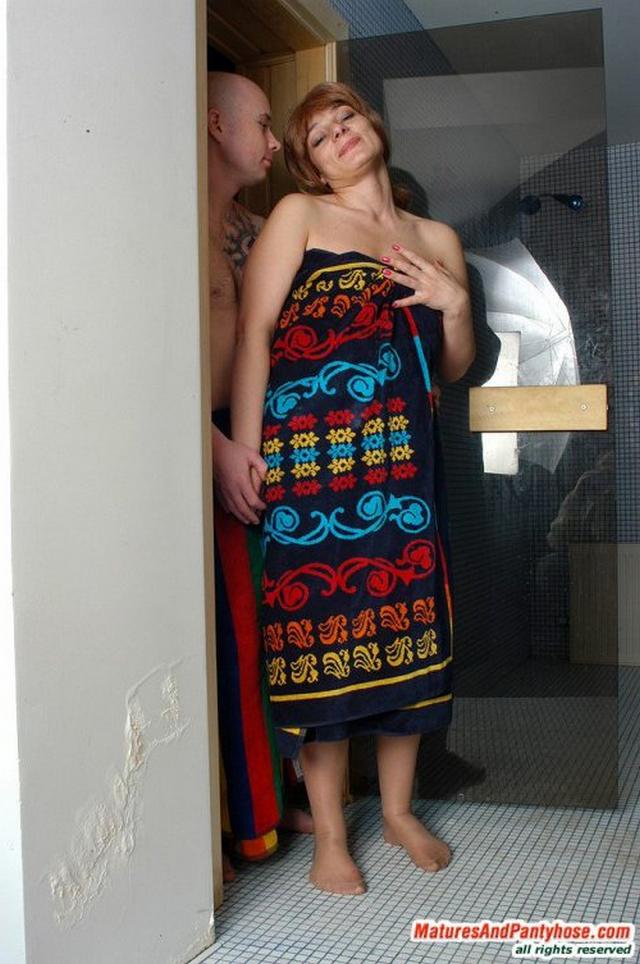 Зрелая соседка отдалась молодому лысому парню и получила сперму на сиськи 1 фотка