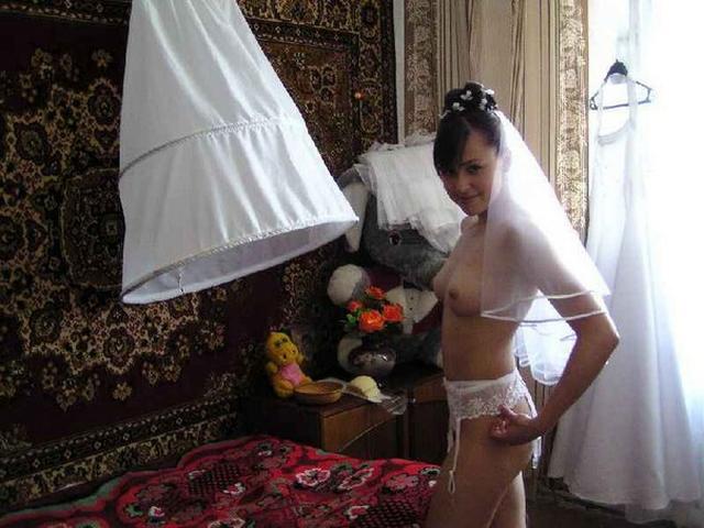 Сексуальные невесты в трусиках и чулках раздвигают ножки 9 фотка