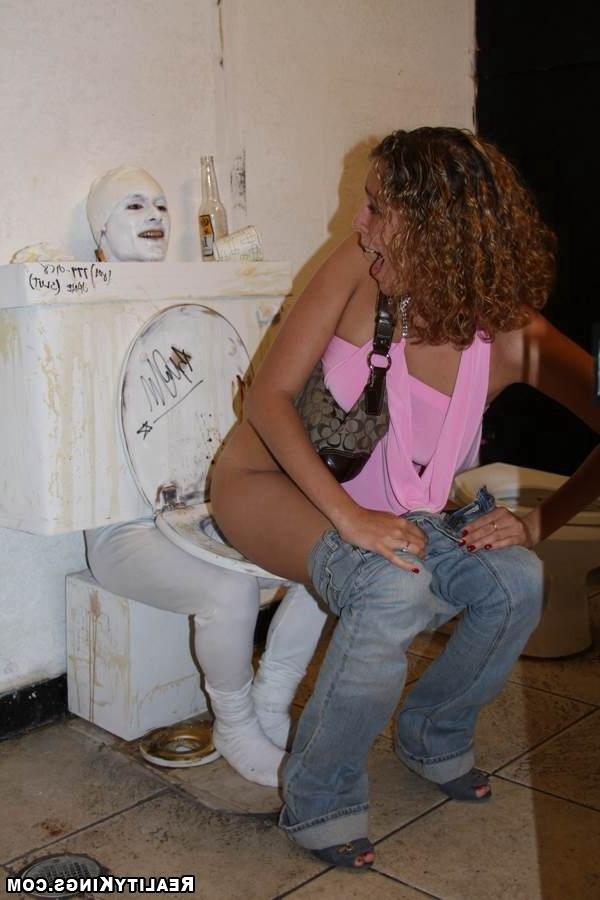 За деньги молодые извращенки готовы принимать мочу и сосать у незнакомцев 5 фотка