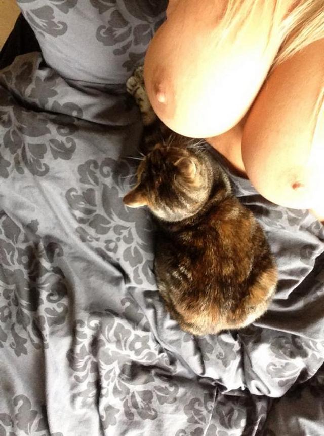 Соблазнительные зрелые телки в чулках и их большие сиськи 17 фотка