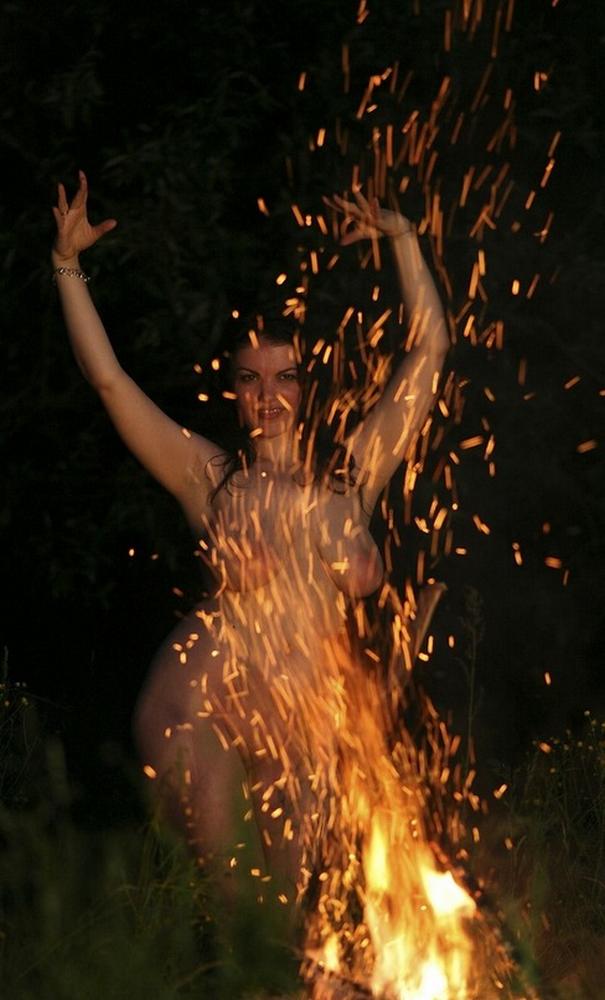 Голые танцы сисястой мамы у костра ночью 15 фотка