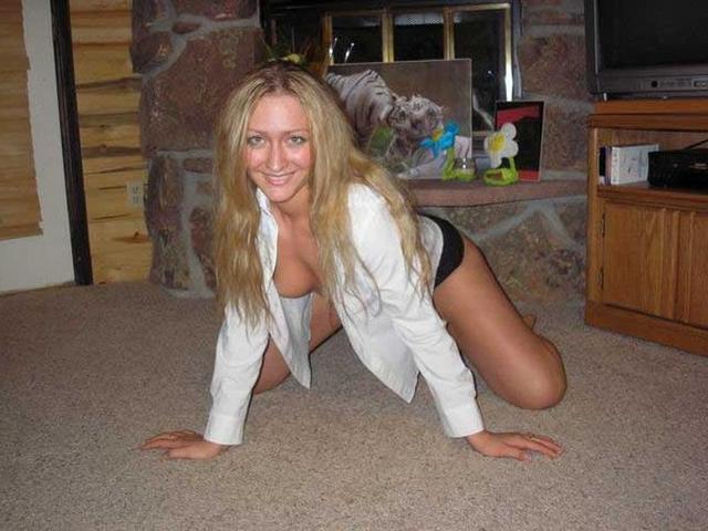 Красивые и откровенные тёлочки позируют дома в лучших позах 8 фотка