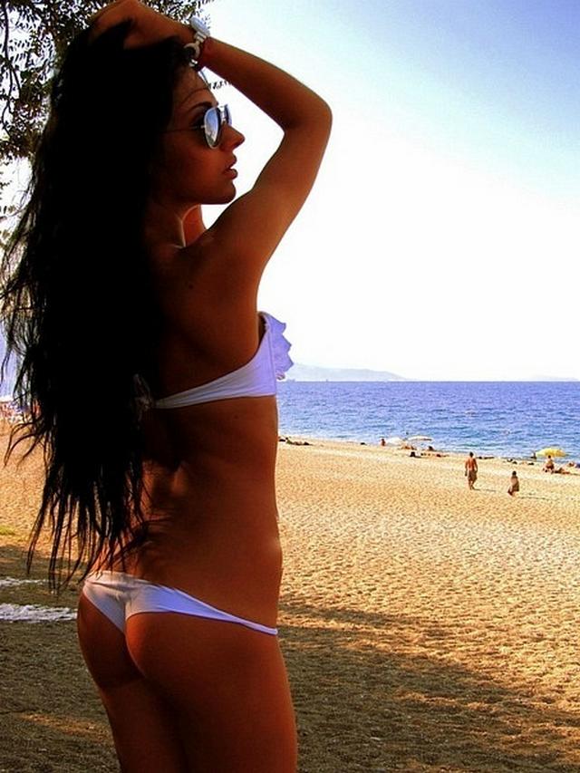 Красивые и откровенные тёлочки позируют дома в лучших позах 32 фотка