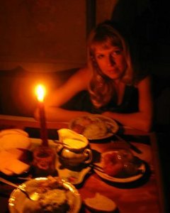 После романтического ужина дома девка наглоталась спермы