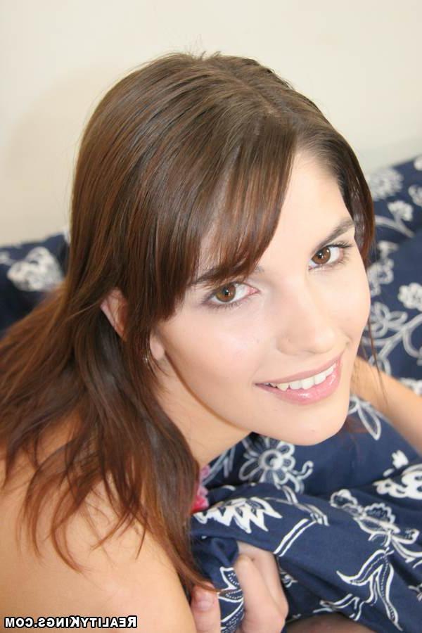 Брюнетка Деми сексуально ласкает себя в пенной ванне 2 фотка