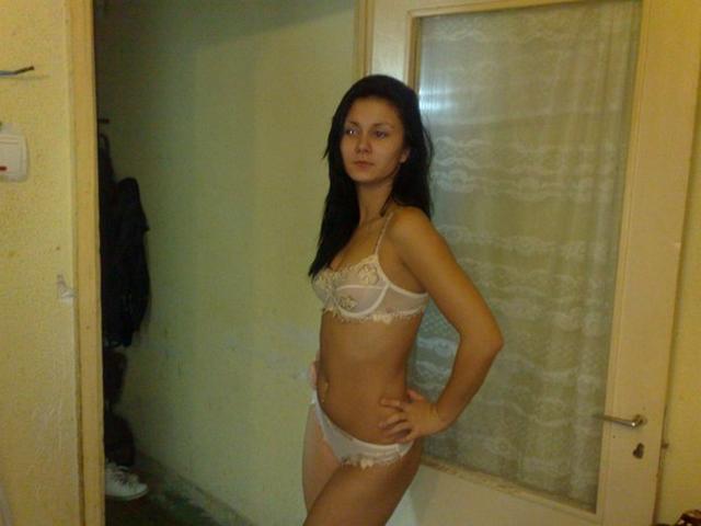 Офигенная жёнушка эротично позирует для мужа в белье 12 фотка