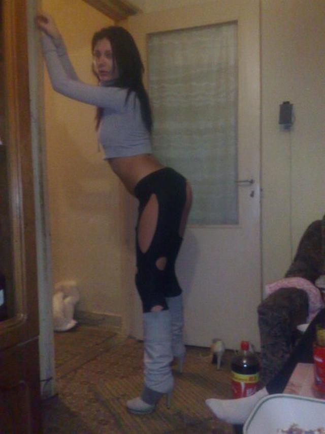 Офигенная жёнушка эротично позирует для мужа в белье 5 фотка