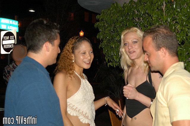 Рыжую потаскушку удовлетворил незнакомец публично в кафе 13 фотка