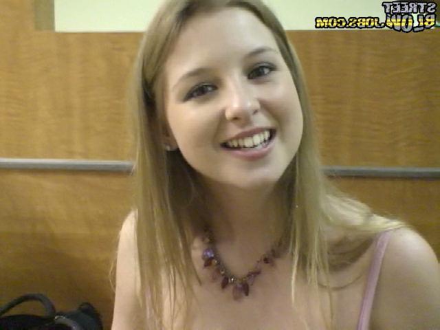 Молодая продавщица в трусиках сделала клиенту минет 5 фотка