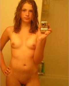 Сексуальные цыпочки фотают свои прелести на телефон