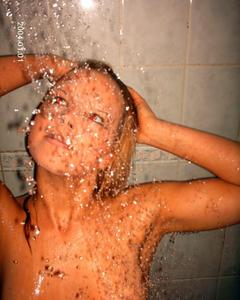 Обнаженная нимфа замечталась в ванной комнате